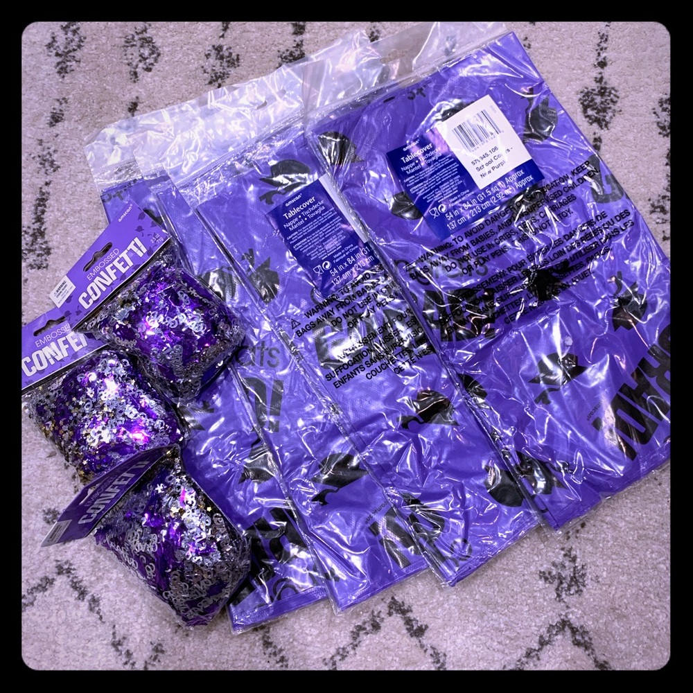 Graduation table cloth and confetti